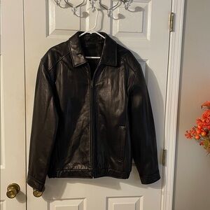 Men’s Roundtree & York Black Leather Jacket Size L. Excellent Condition.